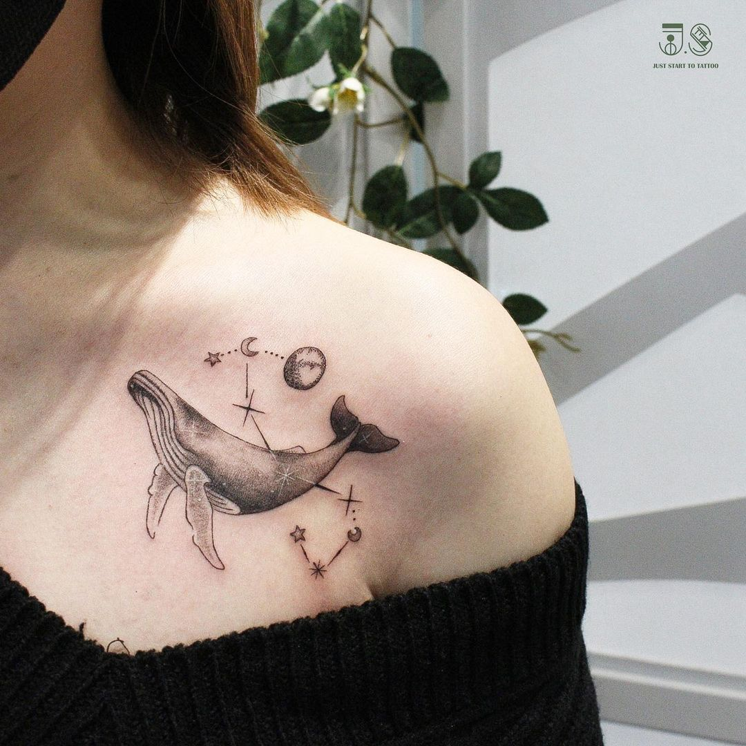 鎖骨黑灰鯨魚與星座細線刺青,展現天蠍座神祕質感